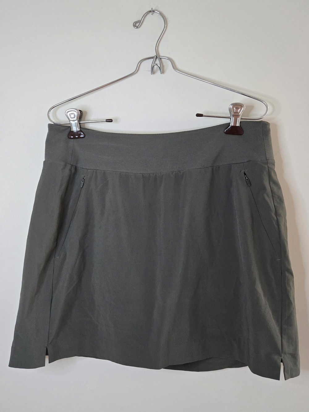 Athleta Soho Skort, dark olive green active skort, zip pockets, size 10 + new